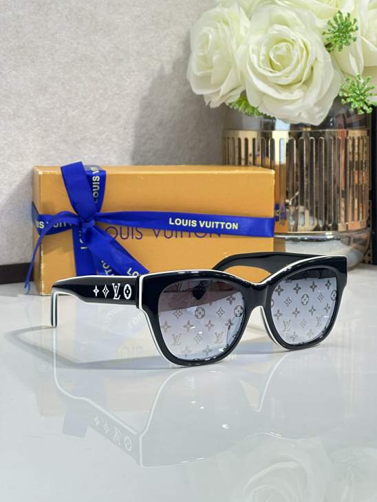 Picture of Louis Vuitton Sunglasses _SKUfw77895107fw